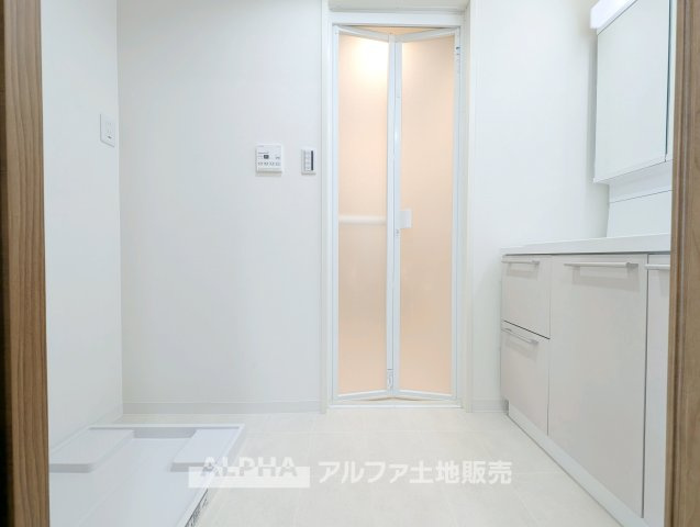 【Powder　room】　◆独立洗面台◆朝の身支度や帰宅後の手洗いも快適に行える独立洗面台。収納スペースも備えており、洗面用品をすっきり整理できる使い勝手の良い空間です。