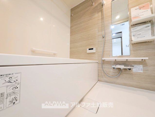 【Bath　room】　◆バスルーム◆一日の疲れをゆっくり癒せる落ち着いたバスルーム。浴室乾燥機付きで天候を気にせず洗濯でき、毎日の暮らしにも便利な空間です。
