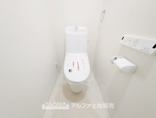 【Warm　water　flush　toilet】　◆温水洗浄便座付きトイレ◆お掃除も楽々。快適に過ごすためには今や欠かせない設備の一つです。壁掛けリモコンで使いやすくいつでも清潔に保てます。