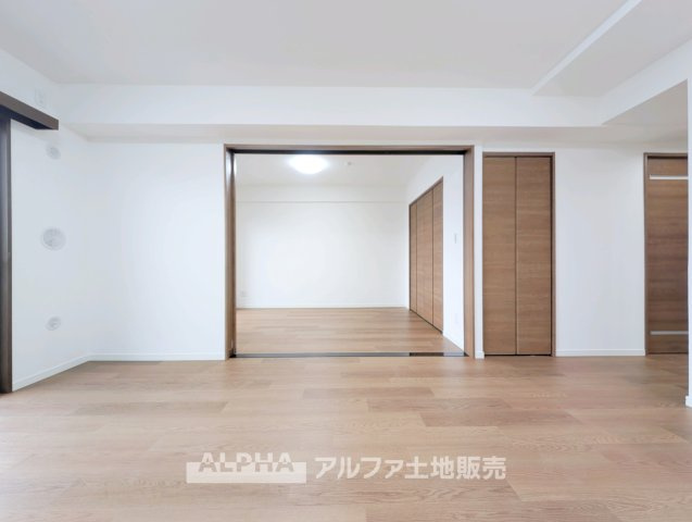 【A　place　that　feels　right】◆自然と人が集まる◆　広がりを感じる住空間と、手触りのある落ち着いた雰囲気。　ここで重ねる毎日が、暮らし方そのものを静かに変えていく。