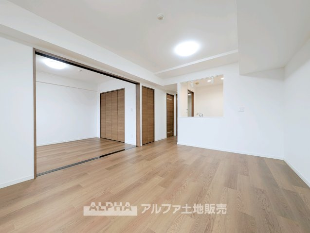 【Daily　Scene】　◆暮らしをつなぐ場所◆　「おはよう」から「おやすみ」まで、一日のさまざまな時間が交差するリビング。家族の何気ない毎日を、心地よく支える空間です。
