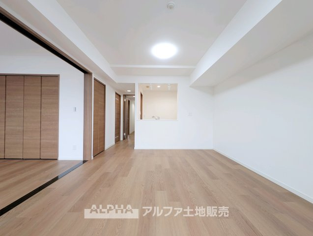 【Gathering　Place】　◆人を招きたくなる◆　友人とのホームパーティーや、ご親族との食事会など、大切な人と過ごす時間をより心地よく演出するリビングです。