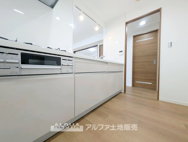 【Daily　Comfort】　◆毎日を整える空間◆使いやすさに配慮されたキッチンは、料理をする時間まで楽しく感じられる場所。暮らしのリズムに自然と馴染み、心地よい日常を演出します。