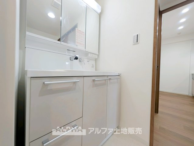 【Powder　room】　◆独立洗面台◆洗顔やヘアセットなど毎日使う場所だからこそ、使いやすさに配慮された設計。収納力もあり、すっきりとした空間で気持ちよく一日を始められます。