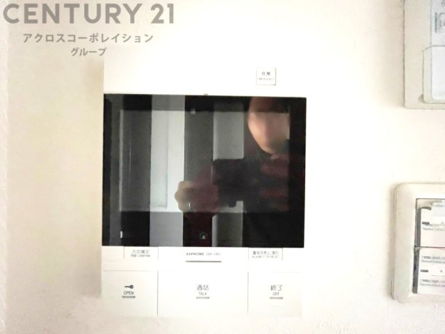 訪問者が来たときにテレビ画面で確認できるため、安心してドアを開けられます。録画機能があるものもあり、留守中に来訪者を記録しておくことができます。利便性が高く、セキュリティ面でも安心です。