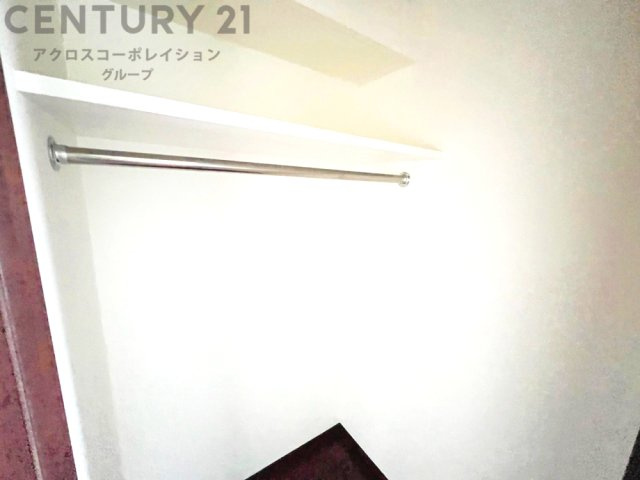 収納力が高く洋服や小物を整理しやすく、更衣室のように使え、部屋がすっきり保てます。収納の配置を自由に調整でき、換気性が良く防湿・防虫対策も可能。快適で機能的な生活空間を実現できます♪