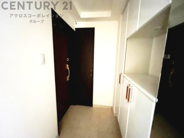 大きな玄関収納付きの玄関です　家族皆様の履物をしっかり収納できます　