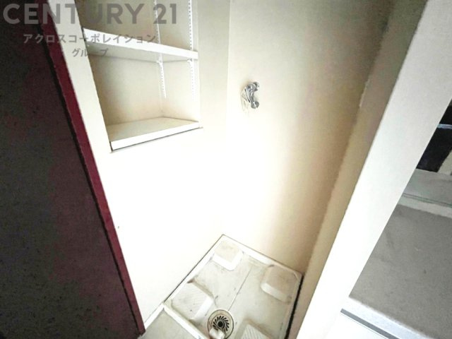 洗濯物の仕分け作業がしやすく、整理整頓が容易になります。洗濯音や湿気を他の部屋に持ち込まず、生活環境を快適に保ちます。上部を活用すれば収納スペースを確保でき洗剤や洗濯用品の整理もしやすくなります。