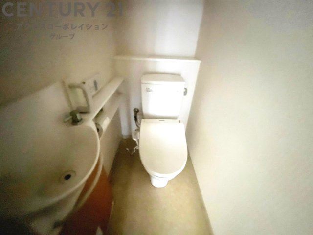 温水洗浄便座付トイレは温水洗浄機能により、暖かい水でおしりを洗浄することができ、冷たい水を使う従来の便座に比べ、温水洗浄機能で暖かいトイレを提供し、快適な使用を可能にします。