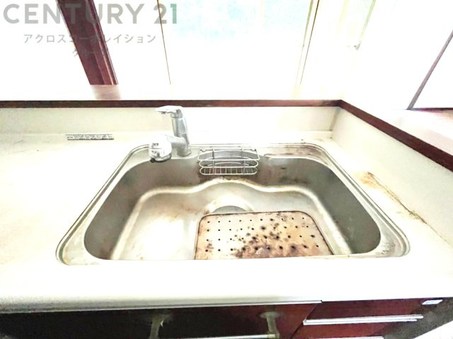 大きなシンクでお鍋などの大きな調理器具を洗う際にも便利です。　