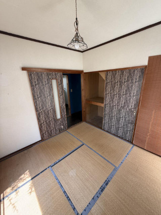 くつろぎの時間を過ごせる明るいお部屋。
