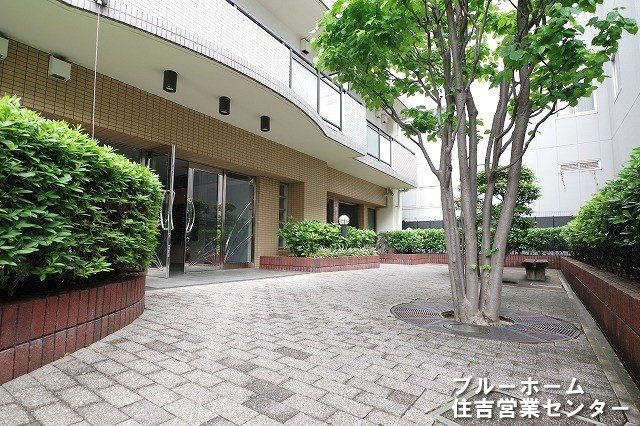 重厚感のあるエントランスです！