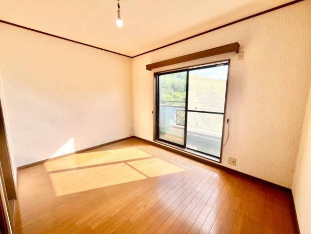 2階の洋室☆ベランダに面していて風通り◎
