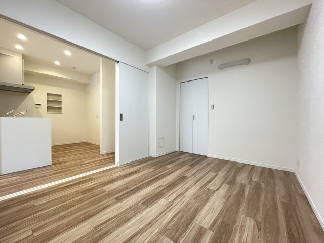 LD横の洋室は、扉を開けて解放感ある空間に。　　