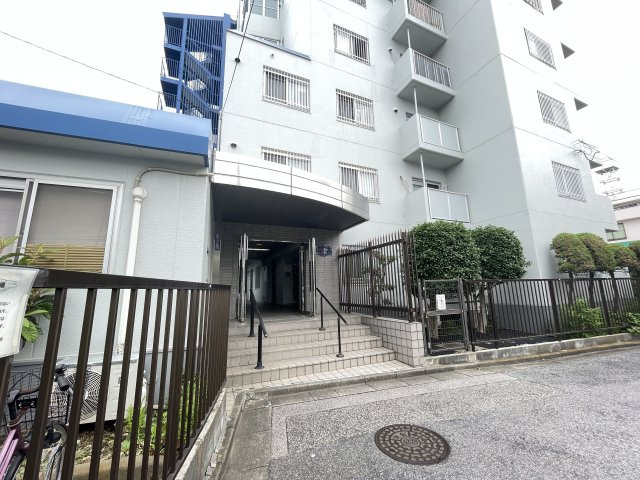 明るく広々としたエントランスが迎えてくれます。　