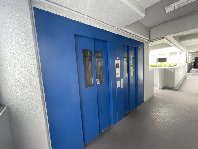 重たい荷物を持っていても、エレベーターがあれば安心です。　