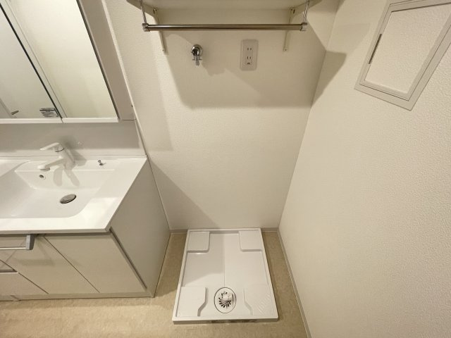 洗濯機置き場の上にも収納スペースがあり、小さなお子様の洗剤等の誤飲も心配不要。　