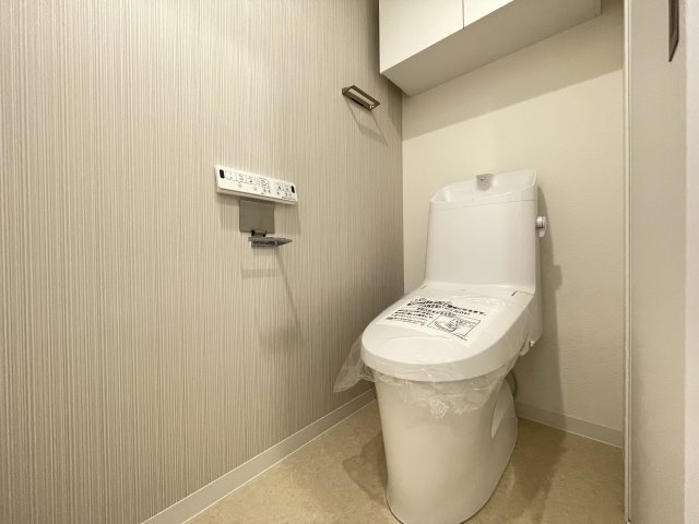 温水洗浄便座付きの清潔感あるトイレは、落ち着いた空間に。　