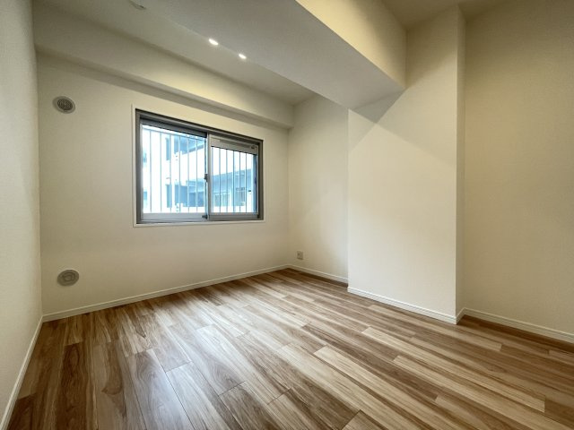 リビングから離れたお部屋は、静かに仕事をするのにもピッタリな空間です。　