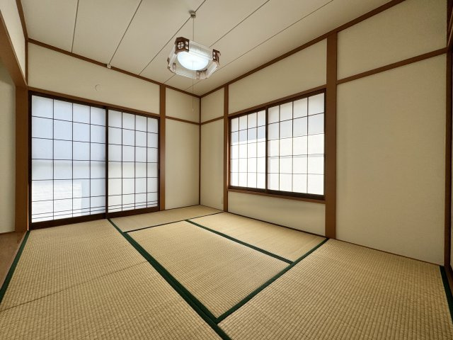玄関横にある6帖和室です。客間としてもお使い頂けます。