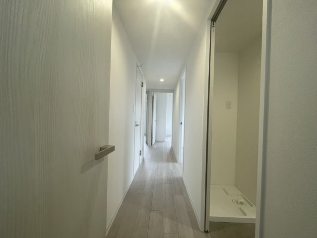 まっすぐ伸びた廊下は各居室へスムーズにアクセスできる動線。明るさも確保されており、圧迫感のない空間となっています。室内全体に統一感のあるフローリングで、スタイリッシュな印象です。