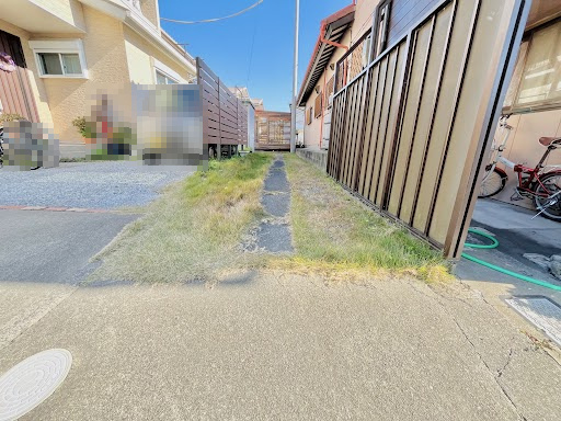 敷地奥に建物があり、隠れ家のような落ち着きがあります。