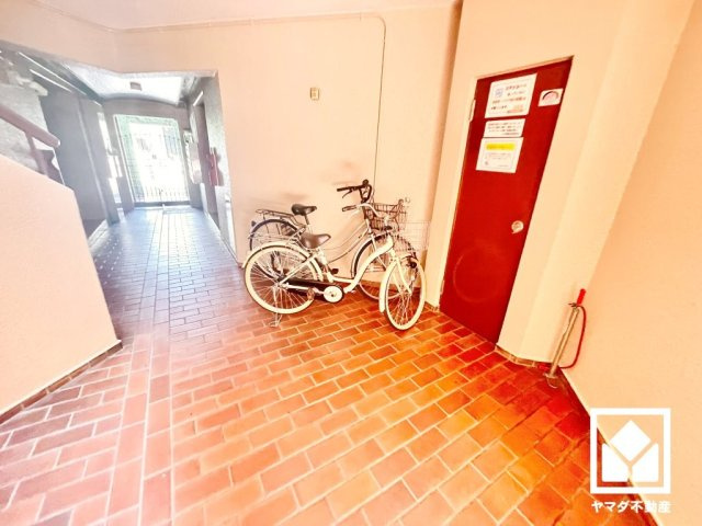 ゆったりとしたロビーが、住まう人の憩いの場に。落ち着いた空間で、ほっと一息つける時間を。