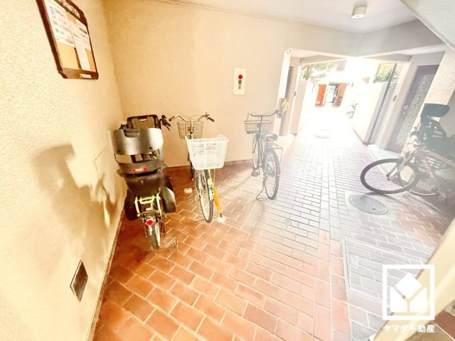 敷地内に屋根付き駐輪場を設置。雨や日差しの影響を受けにくく、大切な自転車の保管にも便利です。平置きなので、さまざまなタイプの自転車を置きやすい仕様です。