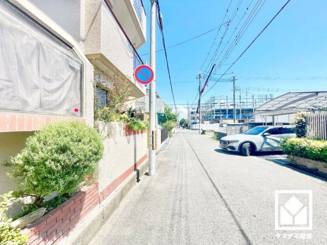 阪神バス「東園田3丁目（20系統）」停まで徒歩2分（約100m）の立地。日中の移動や週末のお出かけなど、ライフシーンに応じたスムーズな移動を叶える、ゆとりある住環境です。