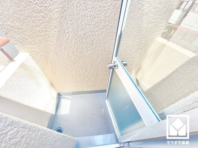 北東側バルコニーです。南西側・北東側・北西側の3面バルコニーで陽当たり・風通し良好。