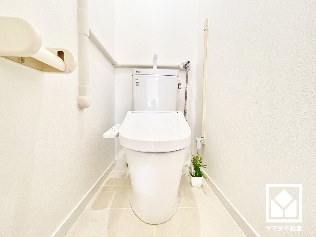 明るく清潔感溢れるトイレです。温水洗浄便座付きで、季節を問わずいつでも温かい便座をお使いいただけます。毎日使う場所だからこそ、快適性にも配慮されています。