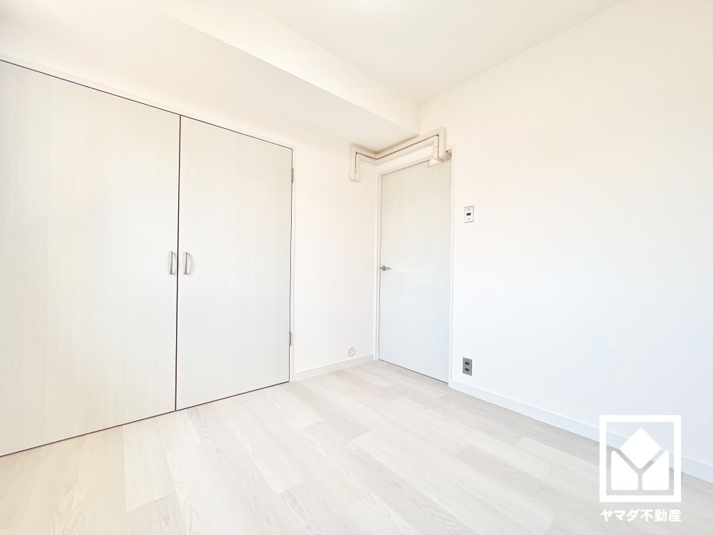 約4.5帖の洋室です。全居室に収納がございますので、お部屋の広さを最大限に活用できます。