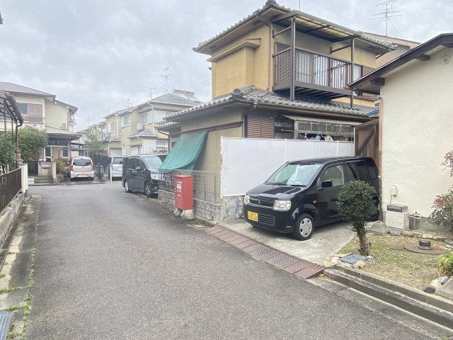 前面道路含む現地写真です