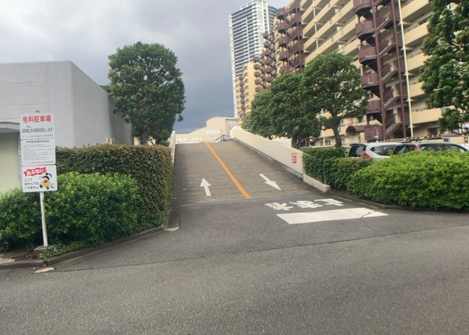 車一台あたりに必要なスペースは、標準サイズの普通自動車で横幅2m50cm、長さ5mは必要になります。ただし、乗降のことも考慮して横幅3m30cm、長さ5m50cmほどは確保できるところを選びましょう。