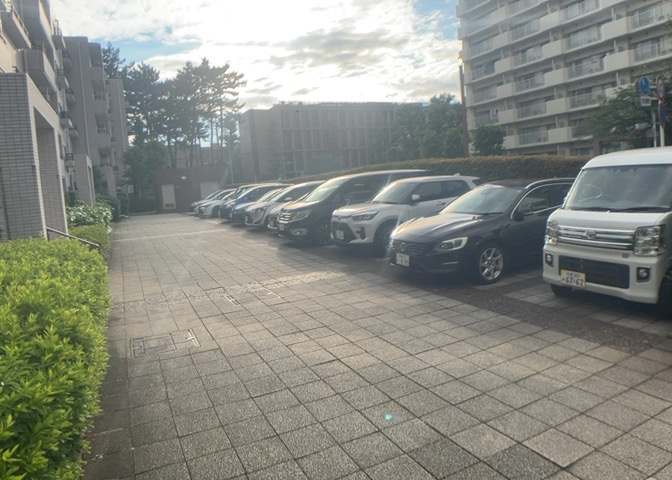 駐車場と明記されていても、最小スペースでつくられた駐車場だと大型車は駐車できなかったり、出入りしにくくなったりする可能性があります。お車のサイズと購入したい物件の駐車場のサイズを現地で確認しましょう。