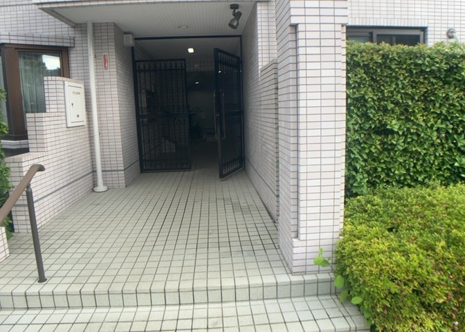 共有部分は、住民なら誰もが使える設備のこと。例えば駐車場やエレベーター、インターネット設備、セキュリティ設備などがあります。他にも、マンションの廊下・外部階段やエントランス・ゴミ置き場などがあります。