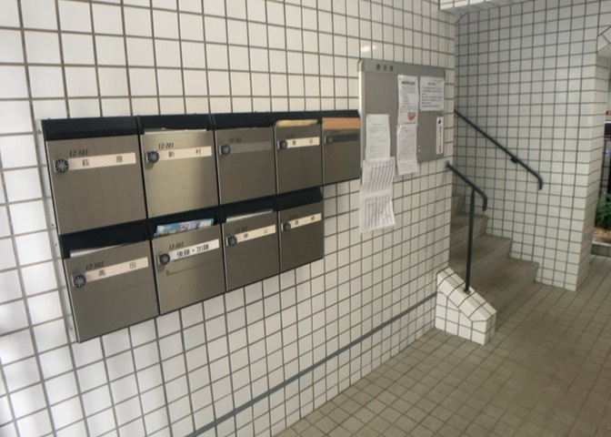 エントランス付近に設置されている集合ポストは、住んでいる部屋と離れているため、ポストをあさるなど誰かに何かされていても被害に気づきにくいです。入居する時には他人に特定されにくい番号で鍵をかけましょう！
