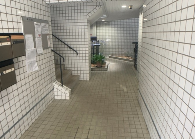 受付はマンションコンシェルジュがいる場合もあれば、管理人が滞在する小部屋を総称して呼ぶことがあります。主にエントランスに設置されていることから、防犯面でも期待ができます。防犯設備がない場合はより安心！