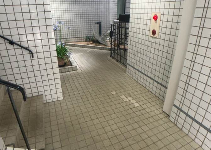 ラウンジは、マンションの共用スペースに椅子やテーブルなどを配置した利用者が寛げる空間です。屋内型ラウンジと屋外型ラウンジがあります。共用部分の管理状況と合わせて、詳細については現地でご確認ください。