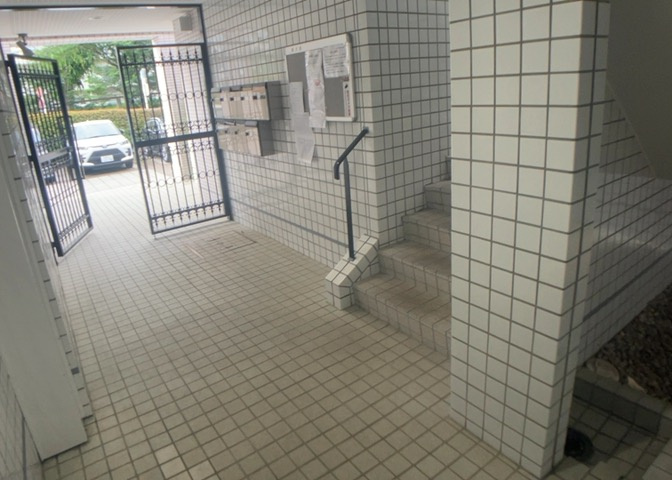 ロビーというと、エントランスと何がちがうの？と思いますよね。実はロビーとエントランスには明確な決まりはありません。物件によっては、エントランスを入って広がるある程度の広さのある空間がロビーとなります。