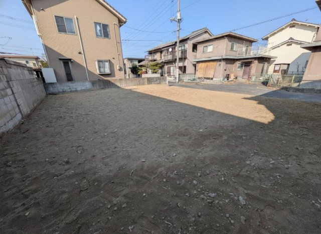 平屋・2階建てのいずれにも対応しやすく、家族構成やライフスタイルに合わせた幅広い建築プランが検討可能です。更地のため解体などの初期費用がかからず、計画から着工までスムーズに進められる点も魅力。