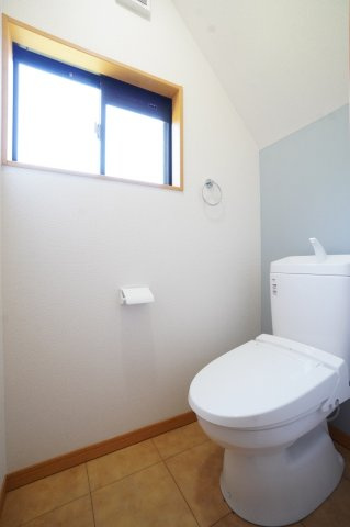 トイレも新品に交換！クロスの張替えも行い、清潔感のあるスッキリとした空間に♪