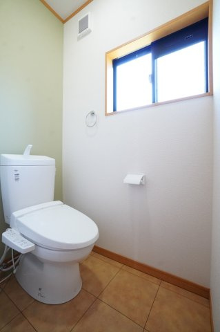 2階にもトイレあります！わざわざ1階まで降りる必要もなく、朝の争奪戦も回避できます♪