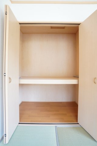 1階6帖和室収納。押し入れタイプは奥行きもあり大きいものから小さいものまでたっぷり収納可能♪