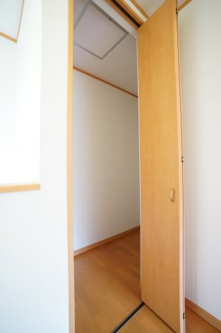 2階廊下収納。奥行きがありたっぷり収納できます！あまり使わない季節ものなどの収納にも◎