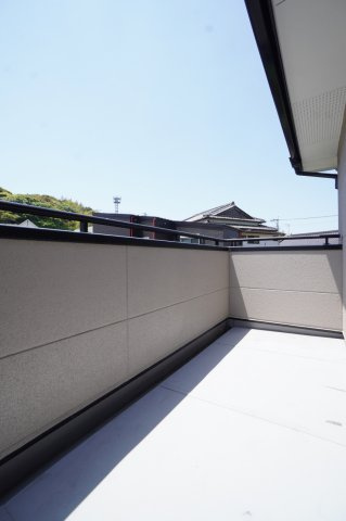 日当たりがいいバルコニー。横幅があるので布団やシーツなど大きな洗濯物も楽に干せます♪