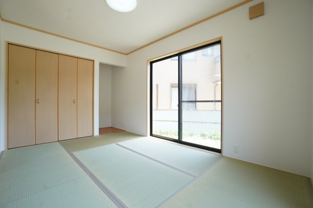 1階6帖和室。畳の表替えを行っています。リビングと隣接しており、客間やちょっとした家事スペースにも♪