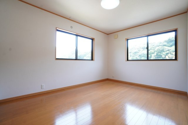 2階6.8帖洋室。クロスの張替を行いました！アクセントクロスの色でお部屋の雰囲気を変えています。
