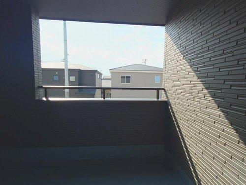 バルコニー　屋根があるので天候の影響を受けにくく、急な雨で洗濯物が濡れてしまうのを防いだり、気軽に外で食事やお茶を楽しむスペースなどとして使うことができます。