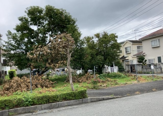 土地の形が極端に長細かったり、狭小地、あるいは道路との高低差がある傾斜地だった場合、後々売ろうとしても買い手がつかない場合もあります。後々、売却することになった時に価値の下がらない土地を選びましょう。